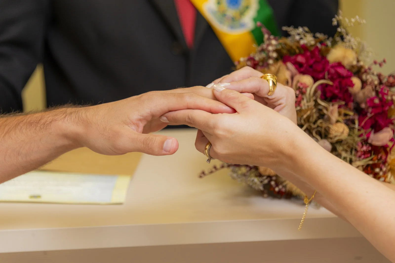 Detalhe da troca de alianças de Amanda e Ricardo no casamento civil