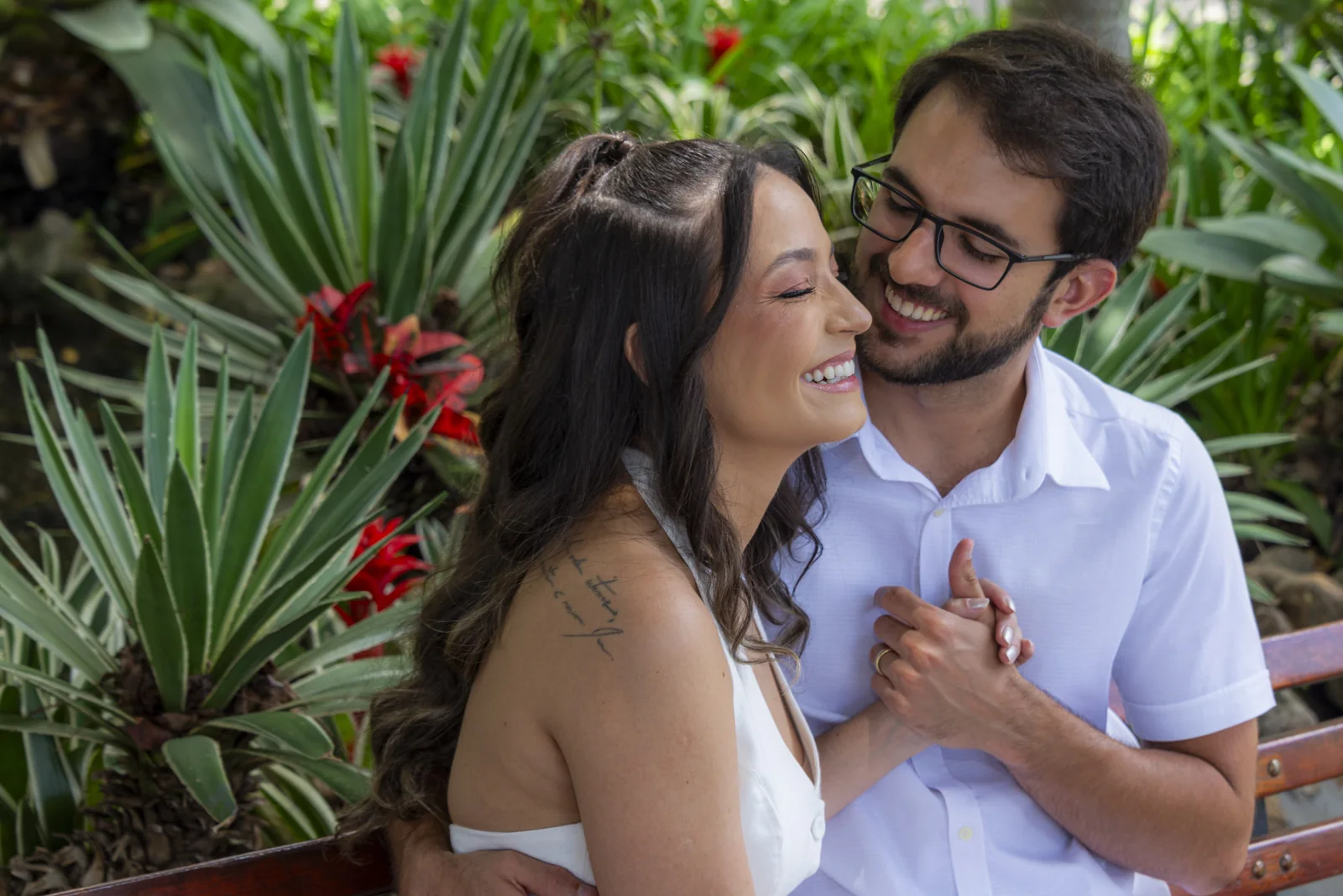 Amanda e Ricardo sorrindo juntos em um jardim