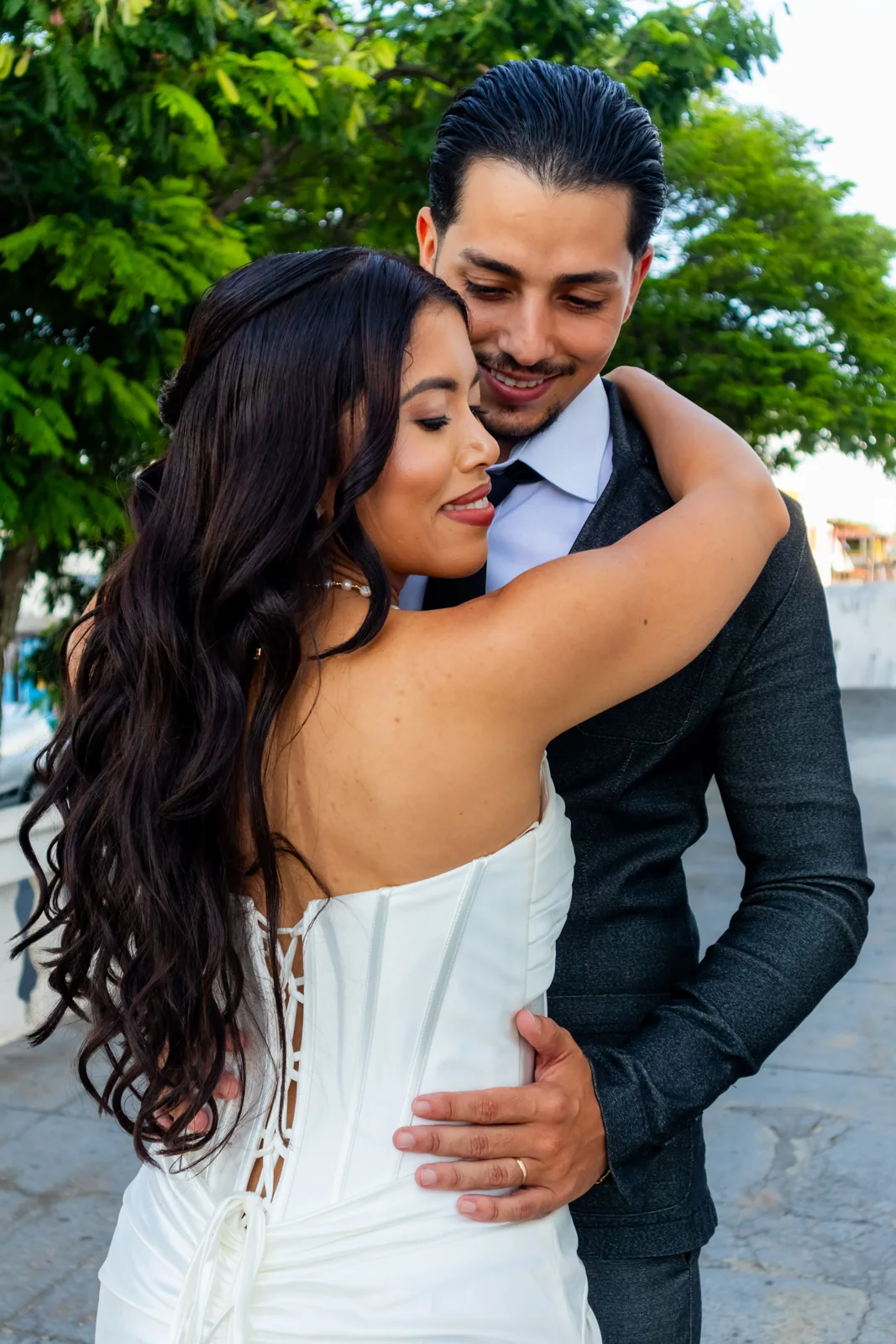 Thaina abraçando Eygon após o casamento civil